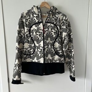 Lululemon cream and black scuba